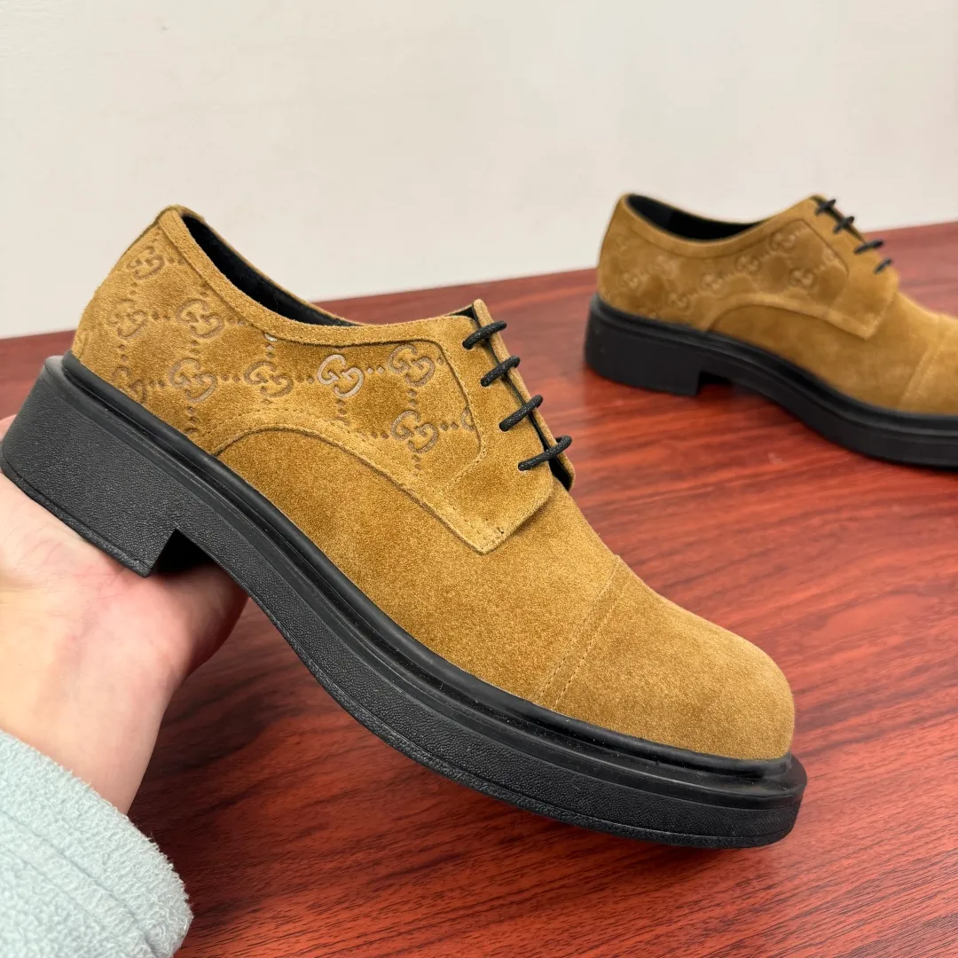 Batch 800 Gucci/Gucci new men's lace-up shoes with GG details, suede leather derby shoes! Rooted in the brand's heritage, these men's lace-up shoes are crafted from suede calfskin and embellished with GG-print embossed suede details in homage to Gucci's iconic monogram. The rubber sole decorated with GG pattern adds a touch of modern fashion to this design. Typical three-joint style design. European and American classic version, full calfskin lining. The overall upper texture is soft and the lining is comfortable and breathable. 2CM thickened soft rubber sole, easy to control. Versatile and stylish upper foot, multiple colors available to meet different matching needs, complete package! Size: 39-40-41-42-43-44 leather shoe size (38.45 can be customized) Item number: 7826Z suede brown